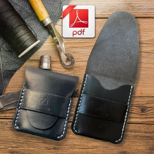 Op de afbeelding: Twee zwarte leren kaarthouders met witte stiksels. De kaarthouders hebben een klep met een klein logo met de tekst "Rabbit".