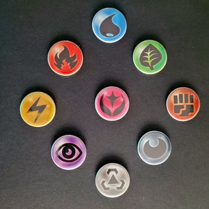 Calamita da frigo realizzata con vere carte Pokémon - Energia/Tipo - Riciclo creativo - Fuoco, Acqua, Erba - Medaglia - Regalo - Metallo - Bottone magnetico