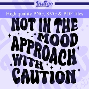 Könnte beinhalten: Schwarzweißes Grafikdesign mit dem Text "Not in the mood approach with caution" in einem Retro-Schriftstil.