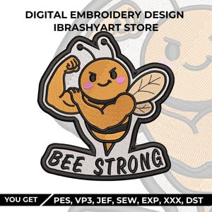 Op de afbeelding: Een digitaal borduurontwerp van Ibrashyart Store met een cartoonbij met gespierde armen, roze wangen en een vastberaden uitdrukking. Onder de bij is de tekst BEE STRONG in het zwart geborduurd op een witte achtergrond.