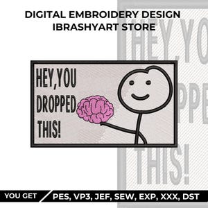 Può includere: Un disegno per ricamo digitale rettangolare che raffigura un omino stilizzato nero che tiene in mano un cervello rosa. Il testo HEY, YOU DROPPED THIS! è scritto in lettere maiuscole nere. Il disegno è su sfondo bianco con bordo nero.