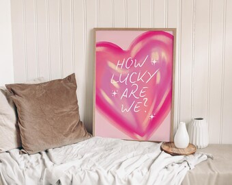 Qué afortunados somos, arte de pared de moda, impresión de corazón rosa, decoración de dormitorio de estética retro, arte de pared para dormitorio, cita