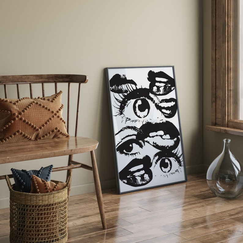 Puede incluir: Impresi&oacute;n en blanco y negro de una imagen estilizada de ojos y labios. La impresi&oacute;n est&aacute; enmarcada y colgada en una pared en una habitaci&oacute;n con suelo de madera y un banco de madera con un coj&iacute;n.