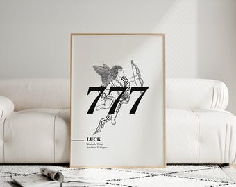 Könnte beinhalten: Schwarz-weiß-Druck eines Cherubs mit Pfeil und Bogen, mit der Zahl 777 darüber. Der Text "LUCK" befindet sich unter dem Bild, mit der Bildunterschrift "Wonderful Things Are About To Happen."