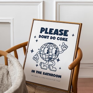 Könnte beinhalten: Ein weißes Schild mit einer blauen Discokugel-Figur, auf dem steht "PLEASE + DONT DO COKE IN THE BATHROOM WE HAVE A LIVING ROOM FOR THAT".