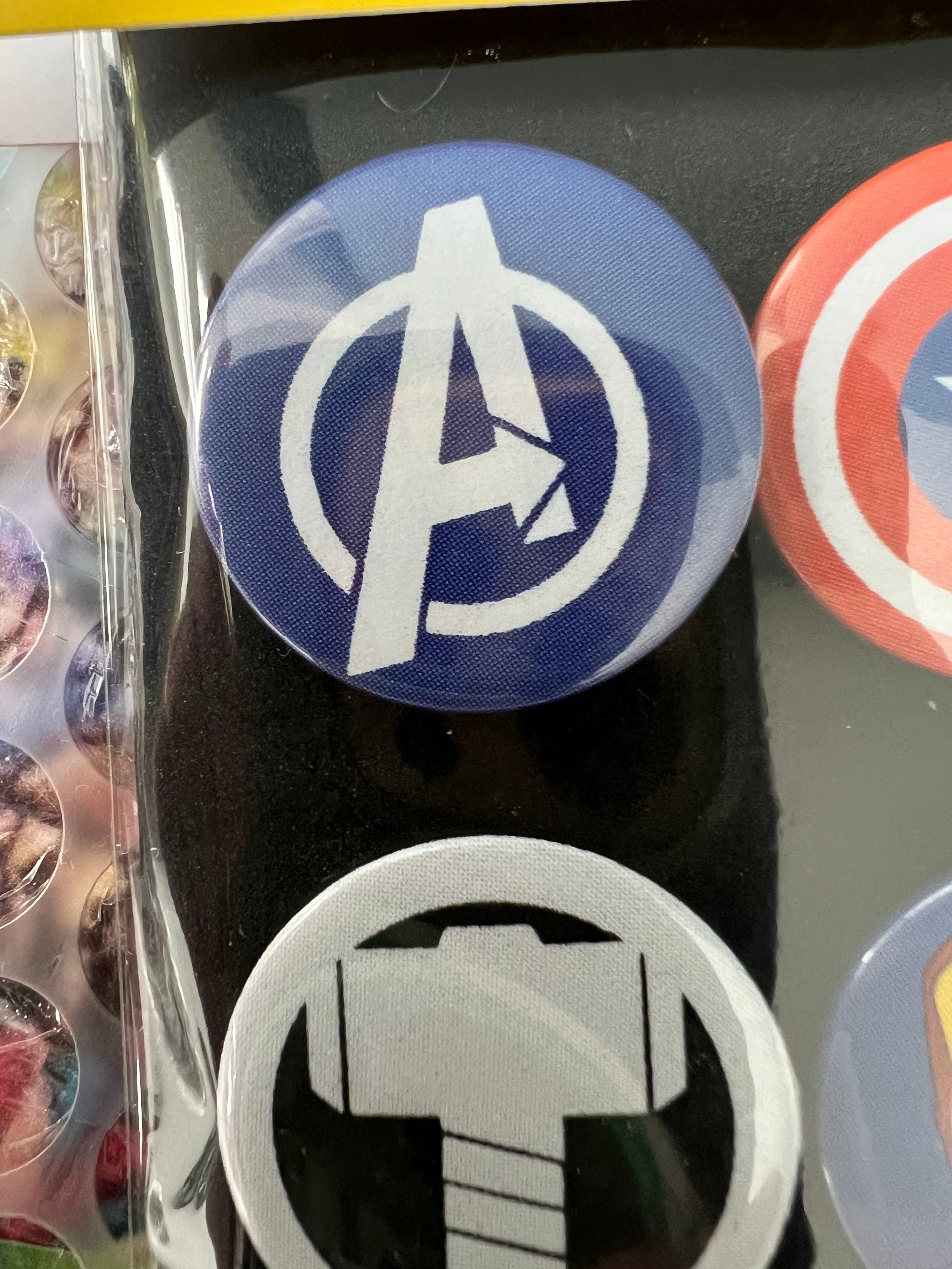 アベンジャーズ アイコン ピンバッジ セット – マーベル風コレクション