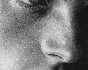 Può includere: Un dettagliato disegno a matita in bianco e nero del volto di una persona, incentrato sull'occhio, il naso e la bocca. L'ombreggiatura crea profondità ed evidenzia le trame della pelle e dei capelli. L'immagine è un primo piano, che enfatizza i dettagli.