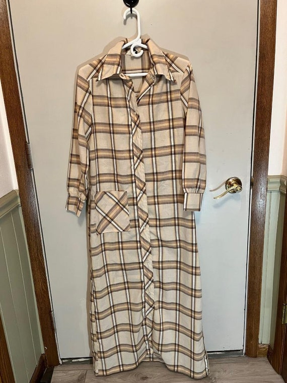 Vingtage 1970's Women's extra long plaid housecoat