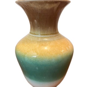 Könnte beinhalten: Eine Keramikvase mit einem braunen, gelben und grünen Ombre-Glanz. Die Vase hat eine breite Öffnung und einen abgerundeten Körper.