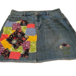 Jupe en jean unique recyclée et retravaillée pour femme faite main, taille 14