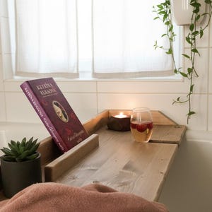 Vassoio da bagno rustico in legno: supporto per bicchieri da vino e libri - Personalizzabile