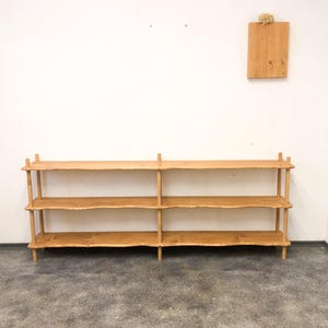 Lage boekenkast scheidingswand boekenplank boekenplank lage houten boekenkast onder de trap gebogen plank houten golvende planken handgemaakte media display console