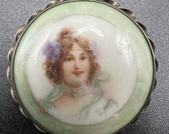 Broche plaque portrait en porcelaine de Lamoges peinte à la main en argent