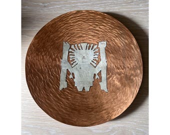 Antica placca da parete in rame martellato di Cuzco, Perù, con intarsio in argento raffigurante una divinità Inca.