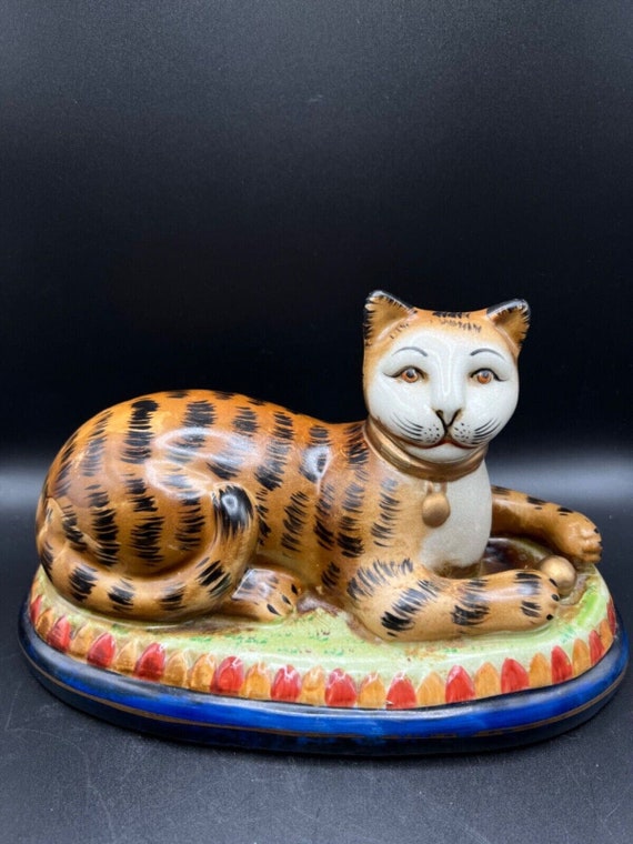 アンティーク雑貨 ANTIQUE STAFFORDSHIRE POTTERY SEATED CAT Staffordshire pottery large figure of a seated cat with a fiery