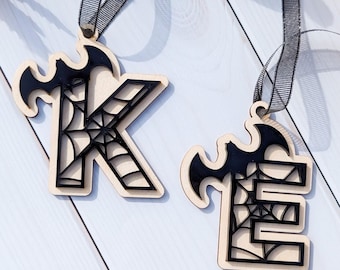 Etiqueta de regalo personalizada para cesta de Halloween con inicial de murciélago, etiqueta de madera para cesta de Halloween, regalo para el primer Halloween de niños, etiqueta de acrílico negro