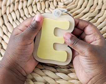 Llavero personalizado con inicial de madera y acrílico para mochila escolar, etiqueta con nombre para niños, etiqueta para la mochila de pañales, etiqueta para equipaje
