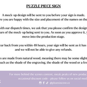 Może przedstawiać: Tablica tekstowa z napisem "Puzzle Piece Sign" u g&oacute;ry. Tablica wyjaśnia proces zamawiania spersonalizowanego znaku, w tym projekt makiety i 48-godzinny okres zatwierdzenia. Tablica wspomina r&oacute;wnież, że produkty są wykonane z naturalnego drewna i mogą wykazywać niewielkie r&oacute;żnice w wyglądzie. Tablica pochodzi od firmy "phoenix cove" i zawiera odnośniki do medi&oacute;w społecznościowych.
