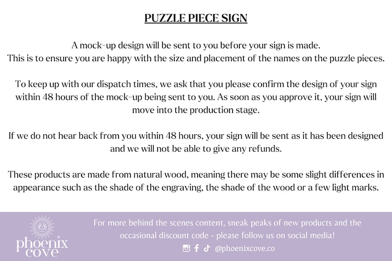 Może przedstawiać: Tablica tekstowa z napisem "Puzzle Piece Sign" u g&oacute;ry. Tablica wyjaśnia proces zamawiania spersonalizowanego znaku, w tym projekt makiety i 48-godzinny okres zatwierdzenia. Tablica wspomina r&oacute;wnież, że produkty są wykonane z naturalnego drewna i mogą wykazywać niewielkie r&oacute;żnice w wyglądzie. Tablica pochodzi od firmy "phoenix cove" i zawiera odnośniki do medi&oacute;w społecznościowych.