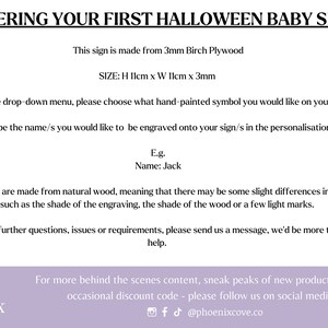 Puede incluir: Un cartel blanco y negro con el texto "ORDERING YOUR FIRST HALLOWEEN BABY SIGN" e informaci&oacute;n sobre c&oacute;mo pedir un cartel de beb&eacute; de Halloween personalizado. El cartel est&aacute; hecho de madera de abedul de 3 mm y mide 11 cm de ancho por 11 cm de alto. El cartel est&aacute; disponible en una variedad de s&iacute;mbolos pintados a mano y se puede personalizar con un nombre.