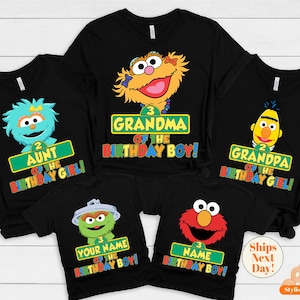 以下が含まれることがあります： セサミストリートのキャラクターのグラフィックが描かれた黒いTシャツが5枚。シャツには、「2 誕生日のお姉さん」、「3 誕生日のおじいちゃん」、「2 誕生日のおばあちゃん」、「3 あなたの名前 誕生日のおじいちゃん」、「3 名前 誕生日のおじいちゃん」という文字が書かれています。