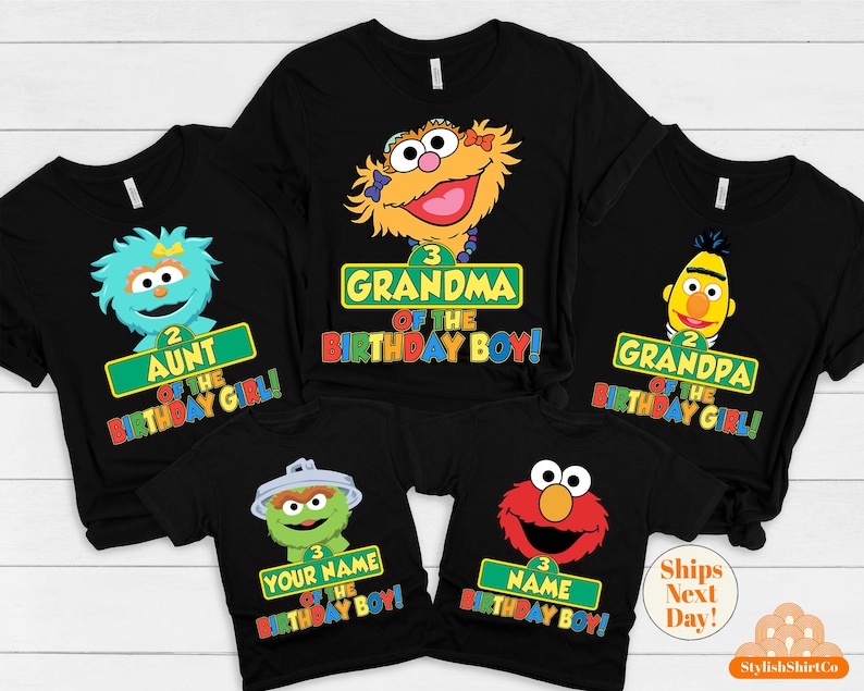 以下が含まれることがあります： セサミストリートのキャラクターのグラフィックが描かれた黒いTシャツが5枚。シャツには、「2 誕生日のお姉さん」、「3 誕生日のおじいちゃん」、「2 誕生日のおばあちゃん」、「3 あなたの名前 誕生日のおじいちゃん」、「3 名前 誕生日のおじいちゃん」という文字が書かれています。