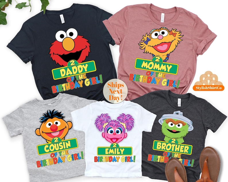 以下が含まれることがあります： 家族向けのセサミストリートをテーマにしたTシャツ5枚セット。エルモ、ビッグバード、クッキーモンスター、オスカーザグラウチなど、番組のさまざまなキャラクターが描かれています。各シャツには、「2 Daddy of the Birthday Girl!」「2 Mommy of the Birthday Girl!」など、異なるフレーズが書かれています。