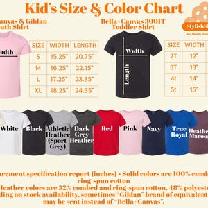 以下が含まれることがあります： 子供用と幼児用のTシャツのサイズ表です。表には、さまざまなサイズに対応する幅と長さの寸法がインチで示されています。表には、ナチュラル、ホワイト、ブラック、アスレチックヘザー、ダークグレーヘザー、レッド、ピンク、ネイビー、トゥルーロイヤル、ヘザーマロン、ミリタリーグリーンなど、さまざまなTシャツの色も示されています。