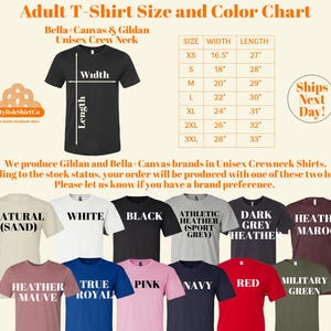 以下が含まれることがあります： ユニセックスTシャツのサイズと色のチャートです。チャートには、ナチュラル（サンド）、ホワイト、ブラック、アスレチックヘザー（スポーツグレー）、ダークグレーヘザー、ヘザーマロン、ヘザーモーブ、トゥルーロイヤル、ピンク、ネイビー、レッド、ミリタリーグリーンなど、さまざまなサイズと色が表示されています。チャートには、各サイズの幅と長さの寸法もインチで表示されています。