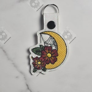 Mondkind gothic Maschinenstickerei lustig Gag Geschenk Öse 10x10 ith in the hoop Spinne spooky Stickerei Schlüsselanhänger metaphysisch Halloween ITH