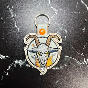 Llavero Baphomet, satanás pagano, archivo de bordado digital, en el bastidor, bordado a máquina, llavero gótico 4x4 ITH, Halloween, otoño, vacaciones, cabra