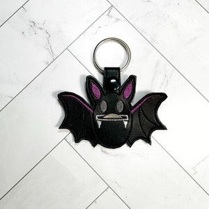 Chibi bat quarter keeper broderifil digital nedladdning maskinbroderi gotiska tillbehör för broderi nyckelring 4x4 ITH halloween