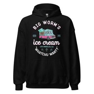 Op de afbeelding: Zwarte hoodie met een witte afbeelding van een blauwe en roze ijswagen met de tekst "BIG WORM'S" boven de wagen, "ESTD 1995" onder de wagen, "ice cream" onder de wagen, "LOS ANGELES, CA" onder de tekst "ice cream" en "WHATCHU WANT?" onder de tekst "LOS ANGELES, CA".