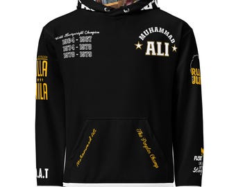 Pode incluir: Moletom preto com listras brancas e texto. Apresenta "MUHAMMAD ALI" em dourado, uma lista de anos de campeonato e frases como "The Peoples Champ". O forro do capuz tem um padrão semelhante à madeira.