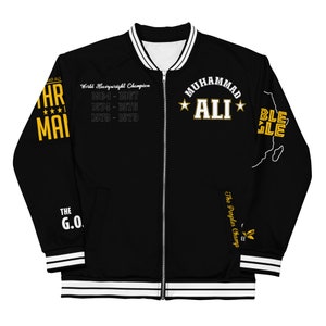 Puede incluir: Chaqueta bomber negra con una cremallera blanca y puños a rayas blancas y negras. La chaqueta tiene un gráfico dorado en la parte delantera con el texto "Muhammad Ali" y un gráfico dorado en la parte trasera con el texto "The G.O.A.T."