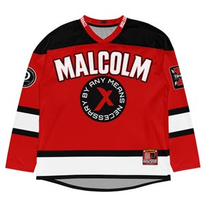 Puede incluir: Jersey de hockey rojo con hombros y mangas negras, con el nombre "MALCOLM" en letras blancas. La camiseta incluye la frase "BY ANY MEANS NECESSARY" alrededor de un símbolo "X". Rayas blancas acentúan las mangas.