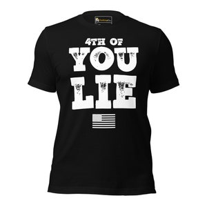 Puede incluir: Camiseta negra con texto blanco que dice "4th of You Lie" y un pequeño gráfico de bandera estadounidense.