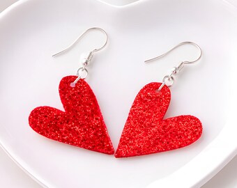 Pendientes de corazón con purpurina roja, piel sintética y ganchos de plata de ley.