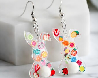 Pendientes de resina con forma de conejito de Pascua y adornos de frutas, con ganchos de plata de ley.