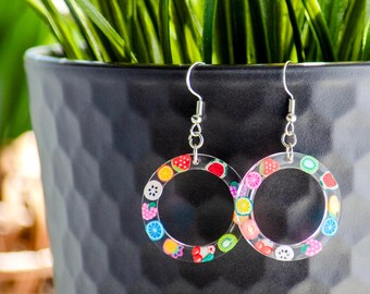 Pendientes colgantes de resina con frutas de verano: sandía, fresa y limón.