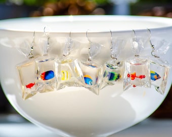 Pendientes de pez dorado en bolsa: Pendientes colgantes de resina transparente con peces tropicales
