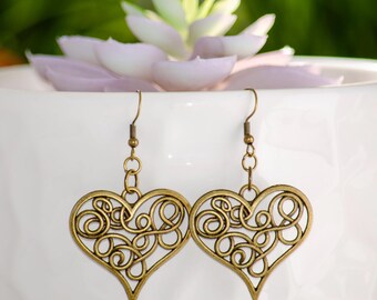 Pendientes colgantes de corazón de metal estilo vintage con ganchos de plata de ley.