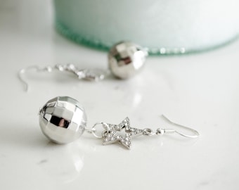 Pendientes de bola de discoteca retro, estrella de diamantes de imitación y ganchos de plata de ley.