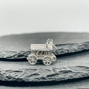 Charme Argent Sterling Vintage « Fortune Teller In A Caravan » – Poids 2,7 G – Occasion Bon état