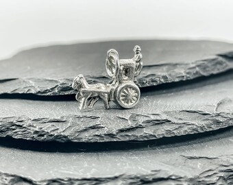 スターリング シルバーの馬と馬車チャーム: 3D ペンダント、高さ 1/2