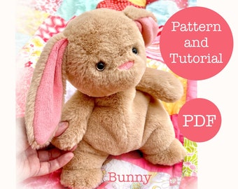 Könnte beinhalten: Ein braunes Plüschkaninchen mit rosa Ohren sitzt auf einer bunten Steppdecke. Der Text "Bunny" ist unter dem Kaninchen gedruckt. Der Text "Pattern and Tutorial PDF" ist in einem rosa Kreis gedruckt.