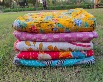 Edredón Kantha vintage: manta de algodón indio hecha a mano, cubrecama acolchado reversible, decoración bohemia ecológica para el hogar.