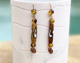 Boucles d’oreilles en céramique d’inspiration animale boho, perles artisanales et accent d’étoile de mer