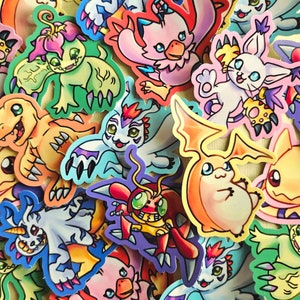 Könnte beinhalten: Eine Sammlung bunter Comic-Charakter-Aufkleber mit verschiedenen Kreaturen, darunter ein Vogel, ein Dinosaurier, ein Hund und ein Käfer. Die Aufkleber sind auf weißem Papier gedruckt und haben eine glänzende Oberfläche.