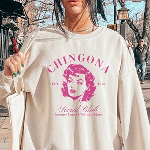 Chingona Social Club Shirt Latina Trendy Sweatshirt Hispanic Mexican Fashion Tee Spanish Unisex Heavy Blend™ Crewneck Regalo para Ella